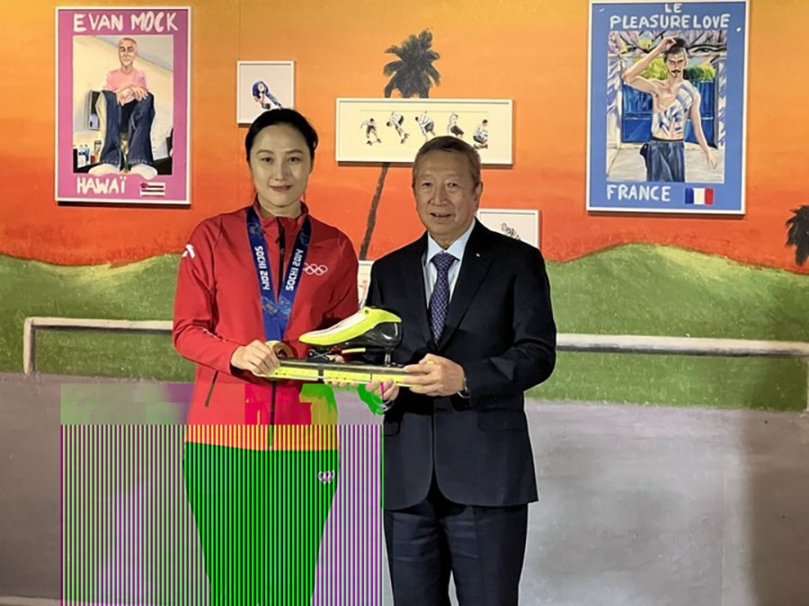 Zhang Hong dona al Museo olimpico i pattini della sua medaglia d’oro