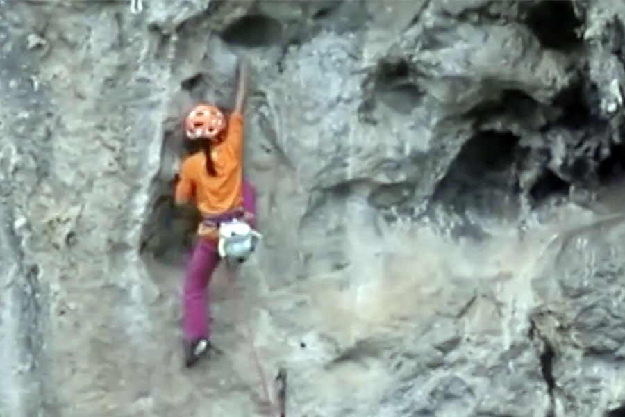 Cina: bambina di otto anni batte record di arrampicata