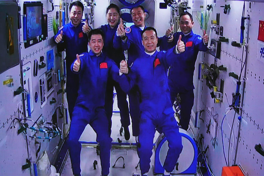 Cina: riunione storica nello spazio di sei astronauti di due missioni