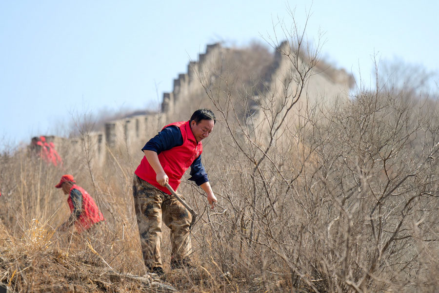 Cina: panorama primaverile della Grande Muraglia nello Hebei