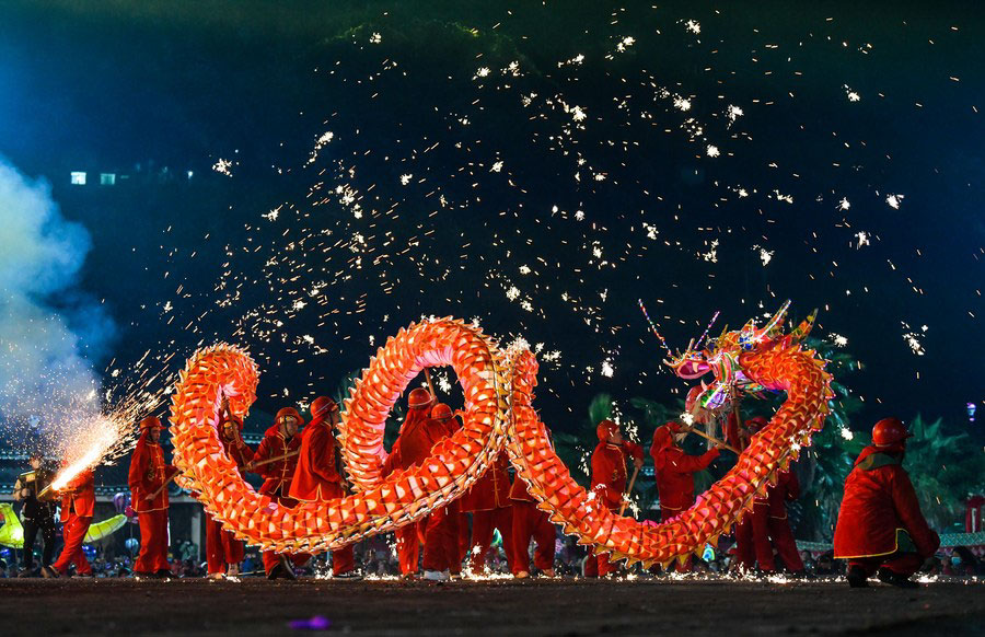 Cina: Guizhou, gara di danza del drago per il Festival delle Lanterne