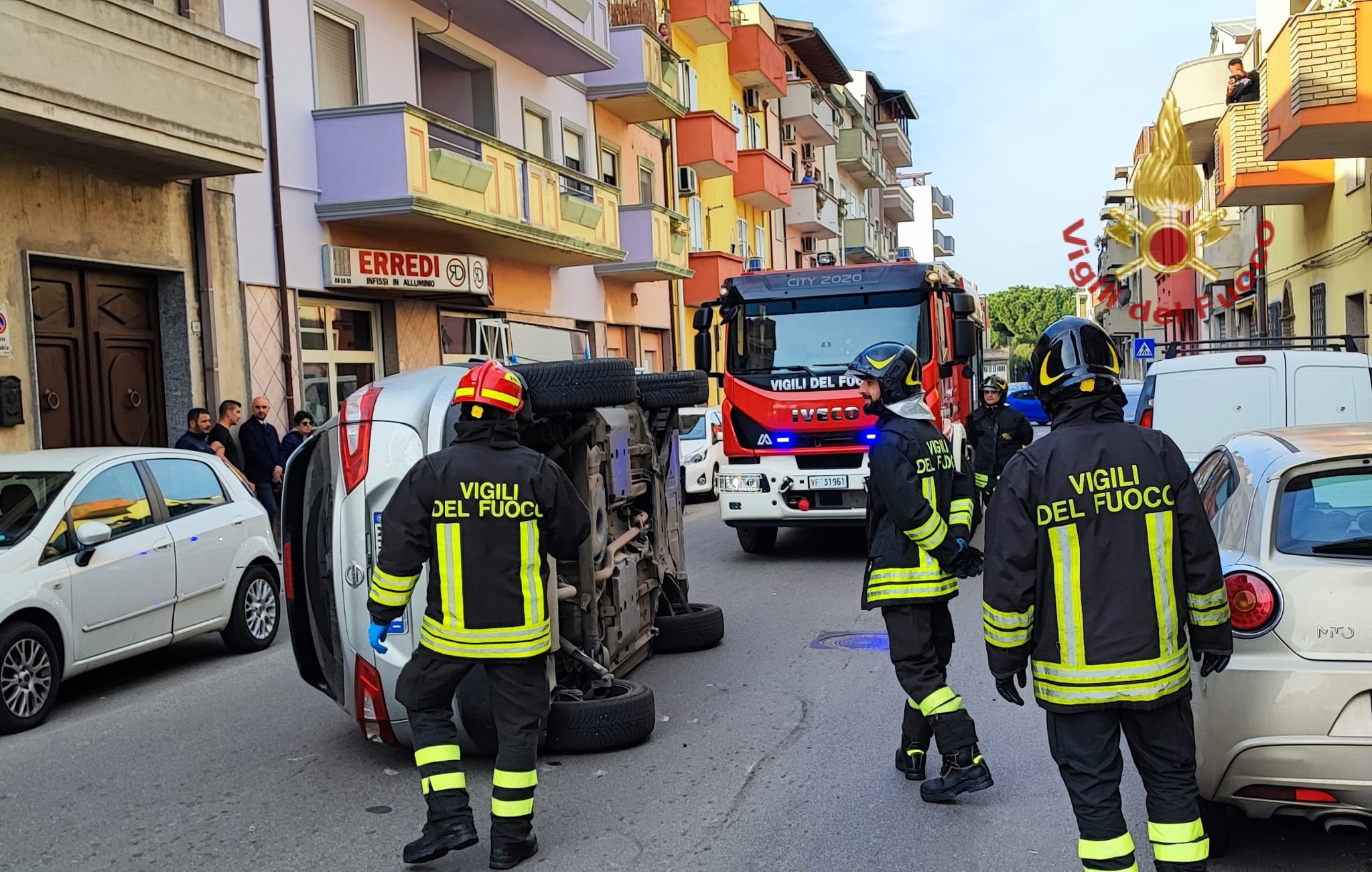 Perde il controllo del Qashqai, centra le auto in sosta e si ribalta: illeso