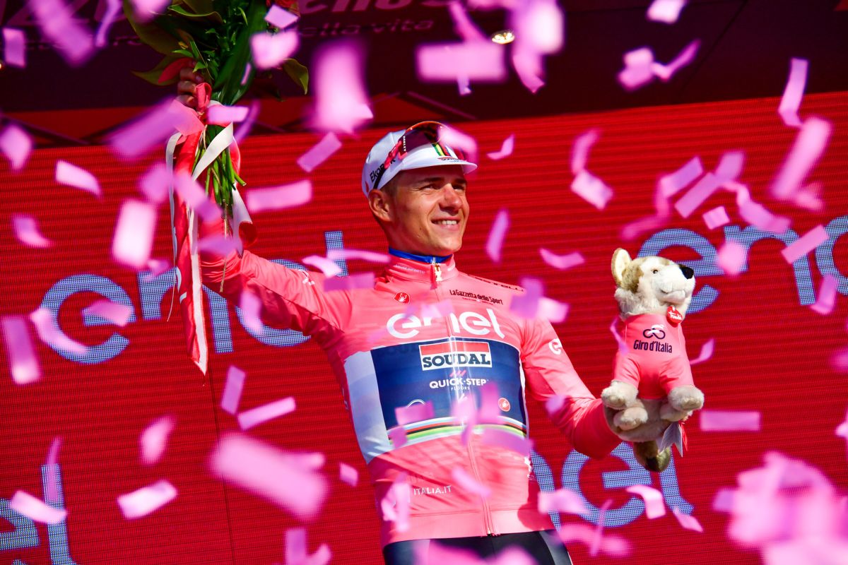 Matthews vince la 3^ tappa al Giro, Evenepoel resta in rosa