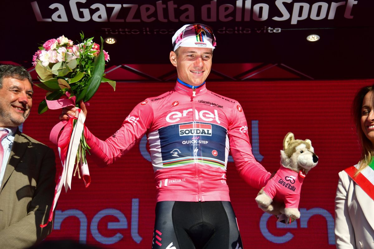 Evenepoel vince la crono di Cesena e torna in maglia rosa