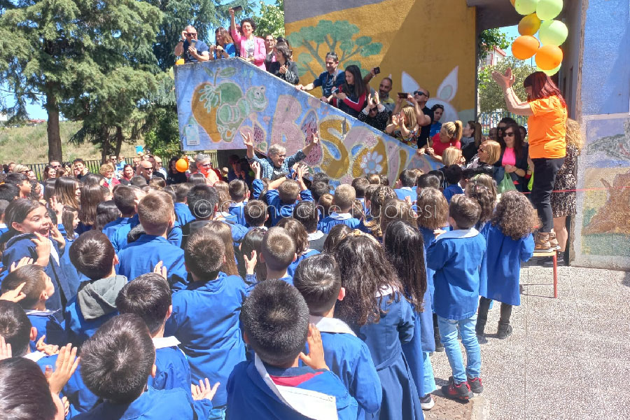 Nuoro. Oltre 400 persone alla scuola di Biscollai per salutare il leader dei Nomadi