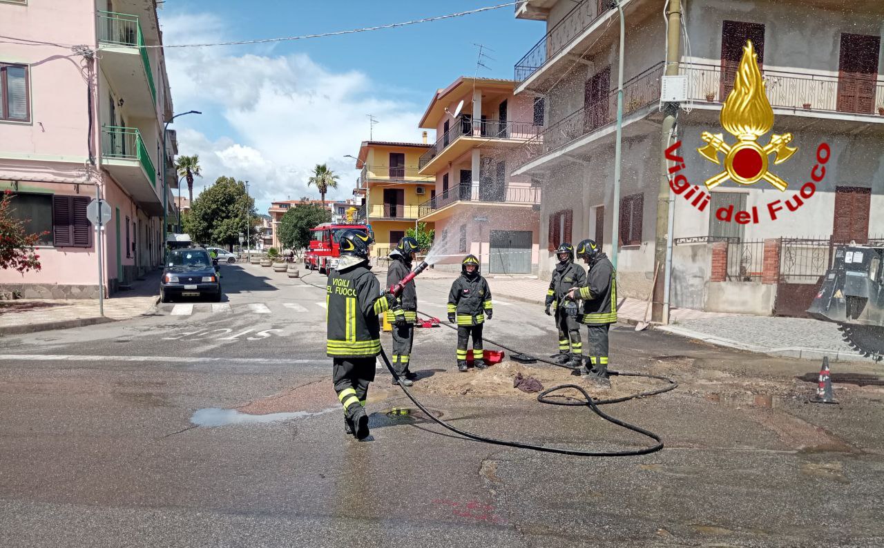 Gli operai tranciano per errore la rete del gas cittadino: paura a Cardedu