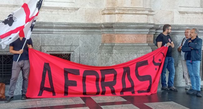 Manifestazione di A Foras contro le esercitazioni militari in Sardegna (foto E.Rubiu)