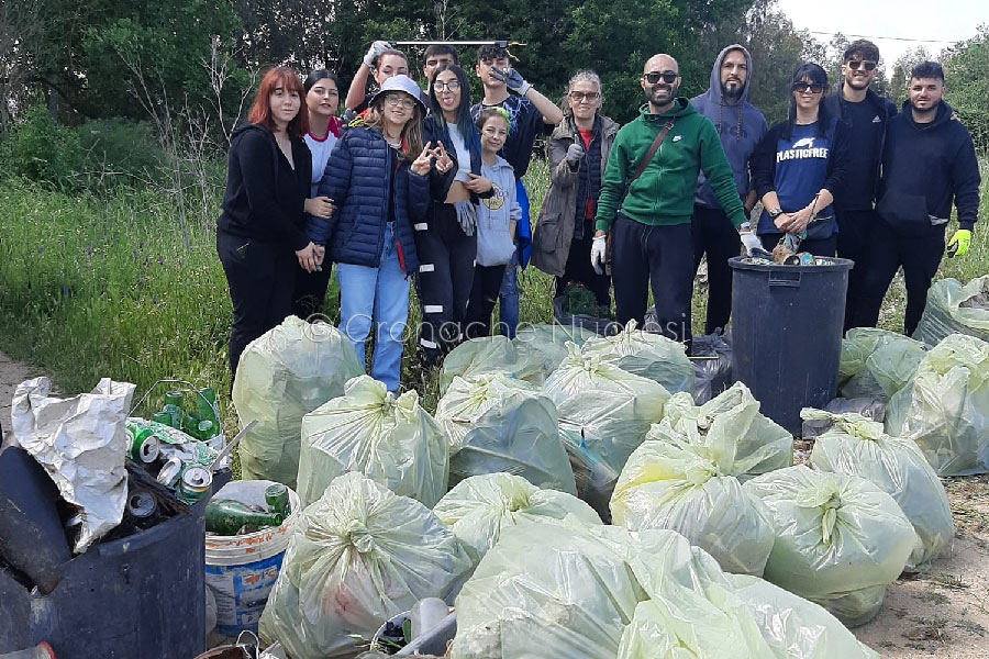 Vetro, lattine e gomme: Il gruppo Plastic free e i cittadini ripuliscono un’area di Su Pinu