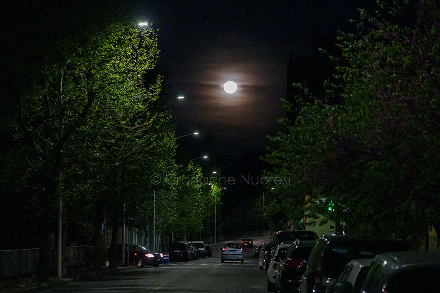 Una meravigliosa luna piena splende sui cieli di Nuoro