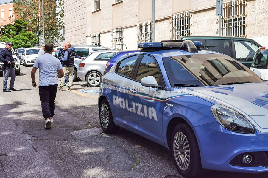 Sparatoria Per Le Vie Di Nuoro Poliziotto Ferito E Malvivente Armato In Fuga Video Cronache 