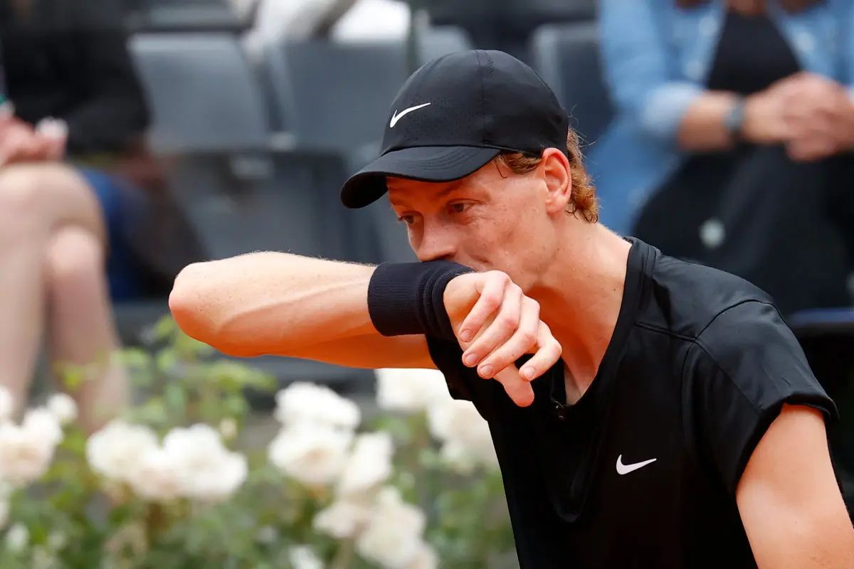 Sinner lascia il Roland Garros al 2° turno, Cocciaretto ok