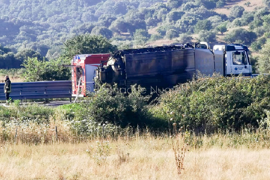 Autocisterna prende fuoco sulla 131 DCN: traffico bloccato e chilometri di coda