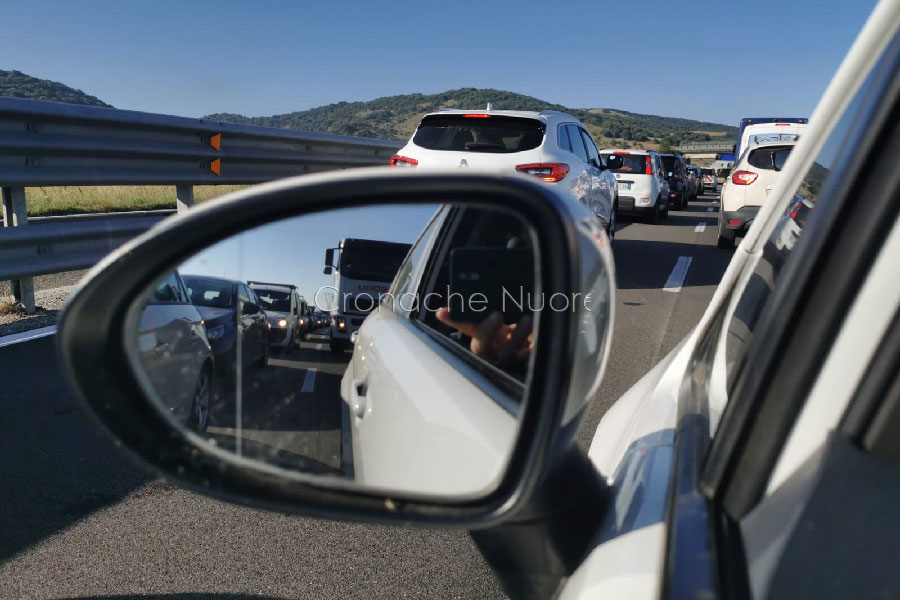 Nuoro. Perdono il controllo dell’auto e escono di strada sulla 131 DCN: cinque feriti al San Francesco