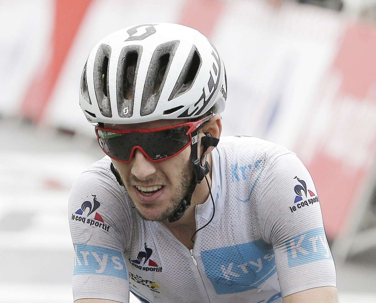 Adam Yates è la prima maglia gialla del Tour 2023