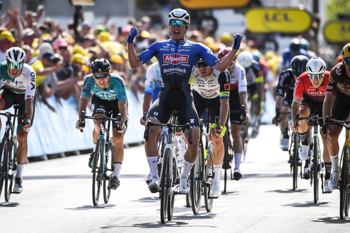 Philipsen concede il bis al Tour, Adam Yates resta leader