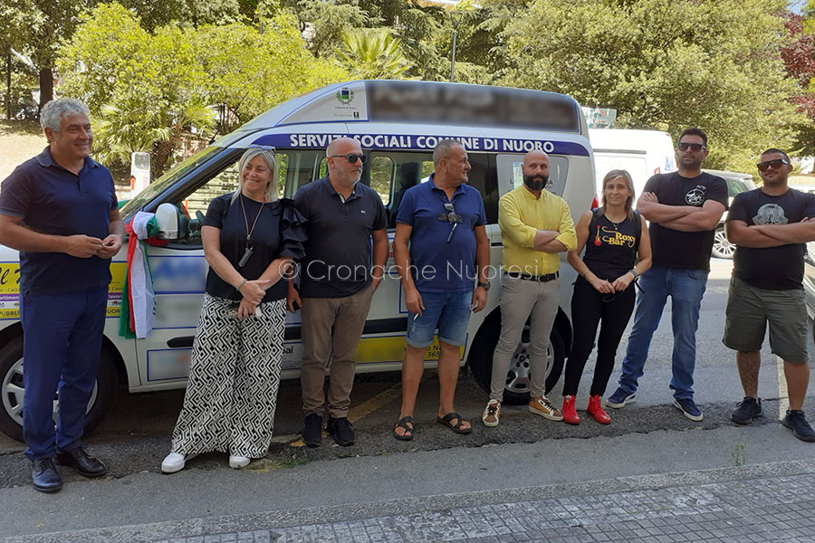 Nuoro. Imprenditori privati donano all’amministrazione comunale un mezzo attrezzato per il trasporto dei disabili