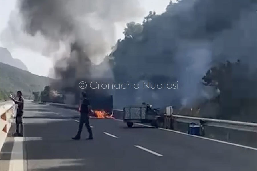 Paura sulla 131 DCN: furgoncino per la segnaletica stradale prende fuoco durante la marcia- VIDEO