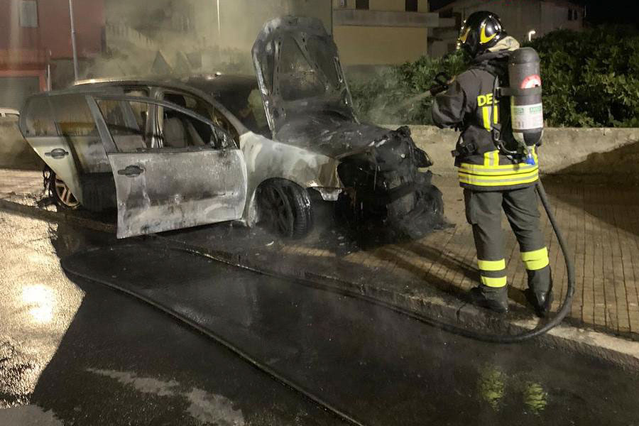 Nuoro. Volkswagen Golf a fuoco nella notte in via Lollove