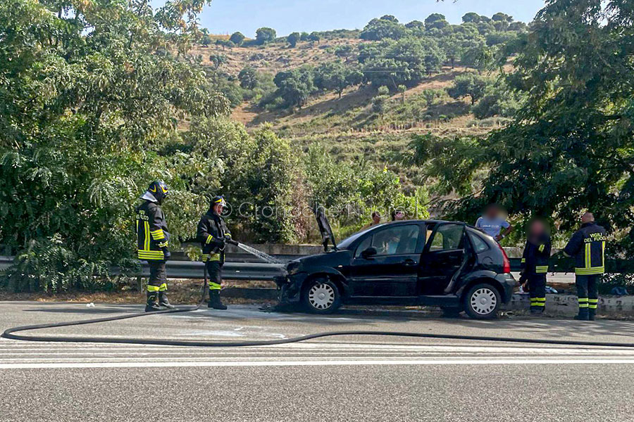 Paura all’ingresso di Nuoro: un’automobile va a fuoco durante la marcia