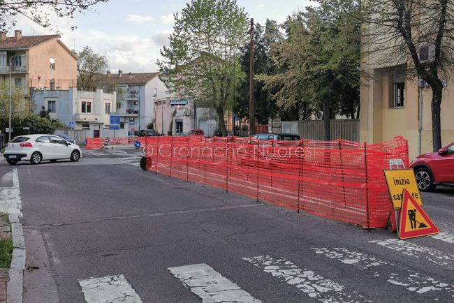 Lavori per la rotonda in viale del Lavoro