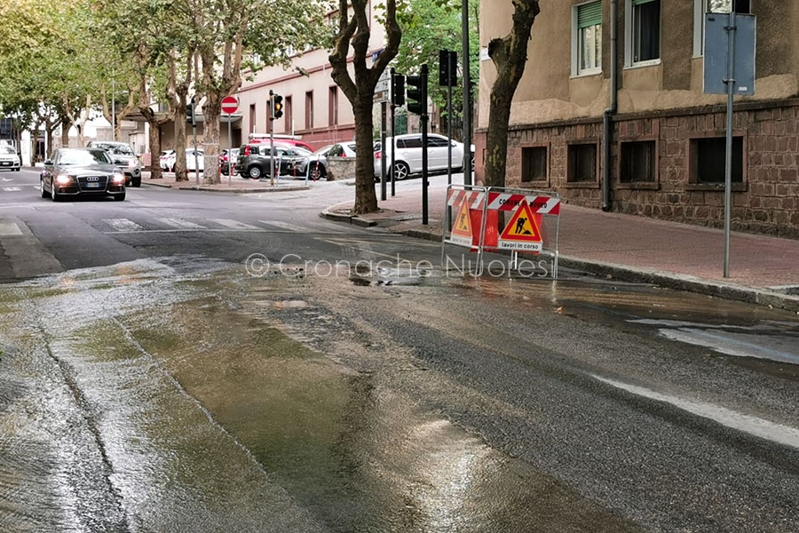 Nuoro. Si rompe la condotta: via Lamarmora allagata. Tecnici di Abbanoa a lavoro