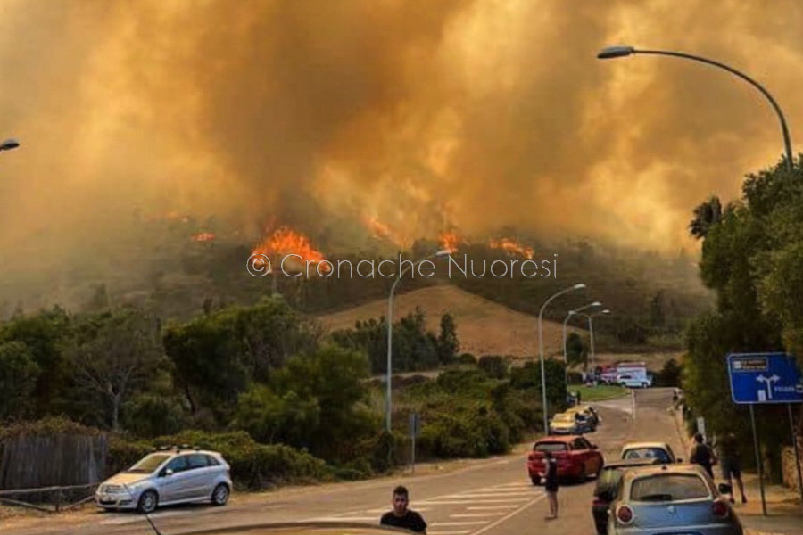 Le drammatiche immagini dell’inferno di fuoco di ieri a Posada