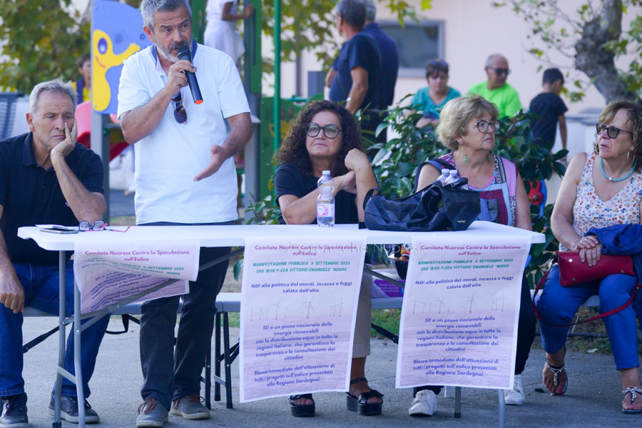 A Nuoro in piazza per dire “No” ai 300 progetti sull’eolico in Sardegna