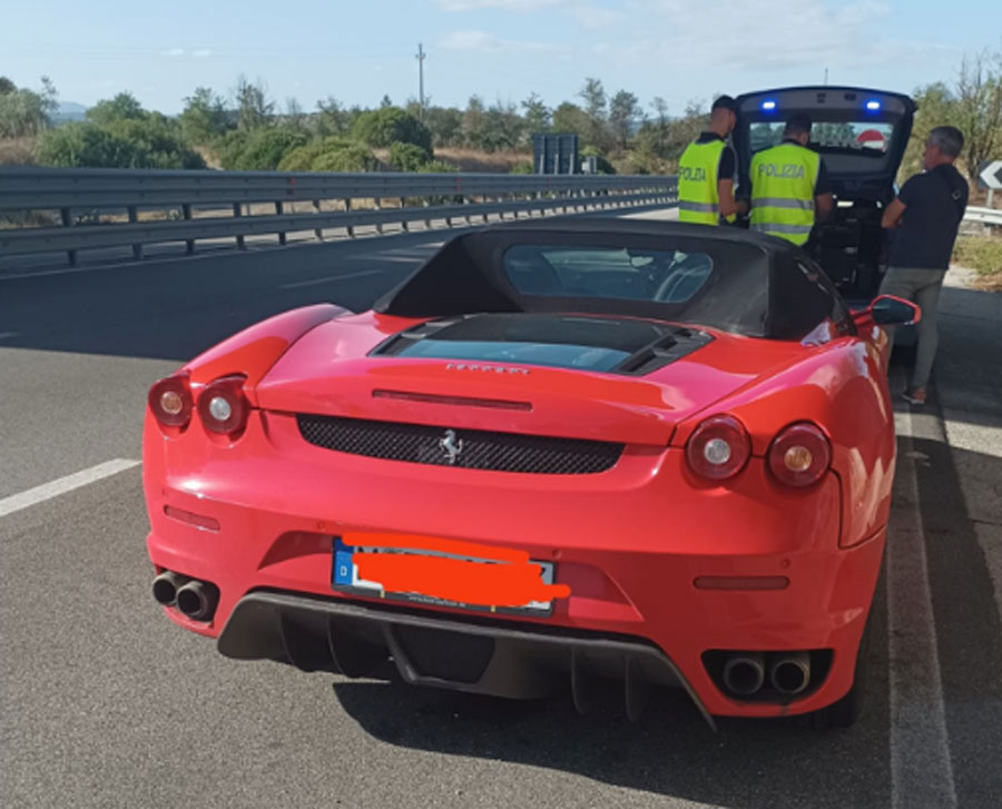 Nuoro. Guidava a zig zag ubriaco a bordo della sua Ferrari 358: patente ritirata