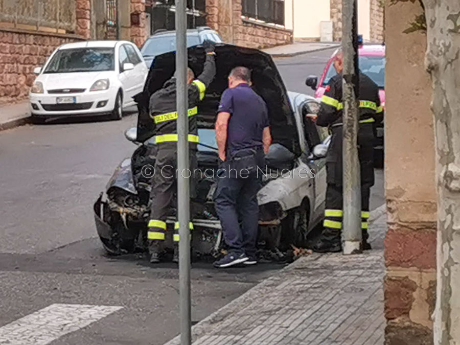 Attentato incendiario nella notte a Nuoro: in fiamme l’Alfa Romeo di un’imprenditrice