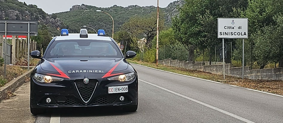 Baronia. Picchia la madre, insulta i nonni e cerca di ferire con un mattone e un coltello il fratello: 28enne arrestato