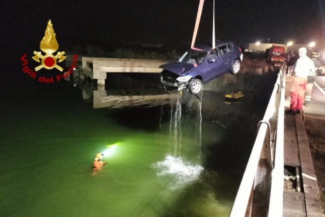 L'auto nelle acque dello stagno di Santa Giusta