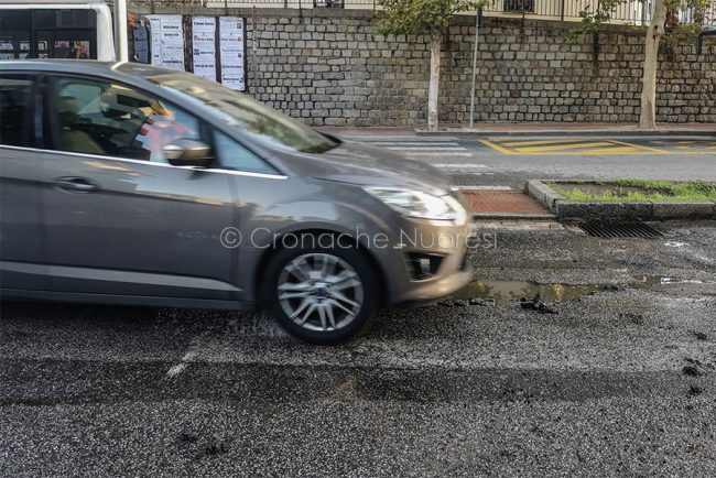 Perdita d'acqua in via Gramsci