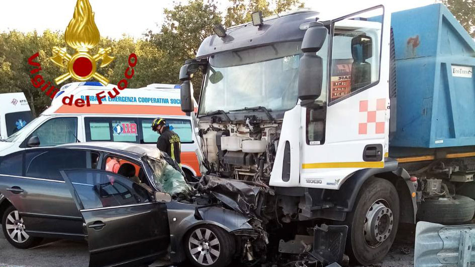 Frontale tra auto e tir sulla Nuoro-Lanusei: un morto e una donna ferita