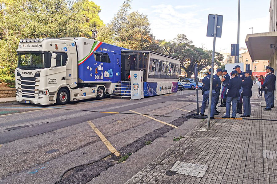 Nuoro. La Polizia iIlustra ai giovani i pericoli della rete  – VIDEO