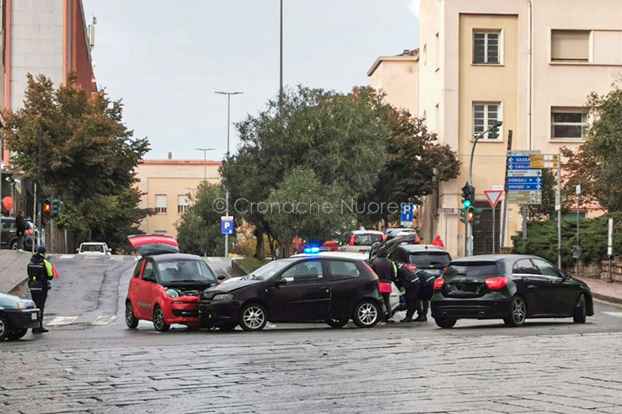 Nuoro. Incidente in via Dante: ferita una donna, traffico rallentato