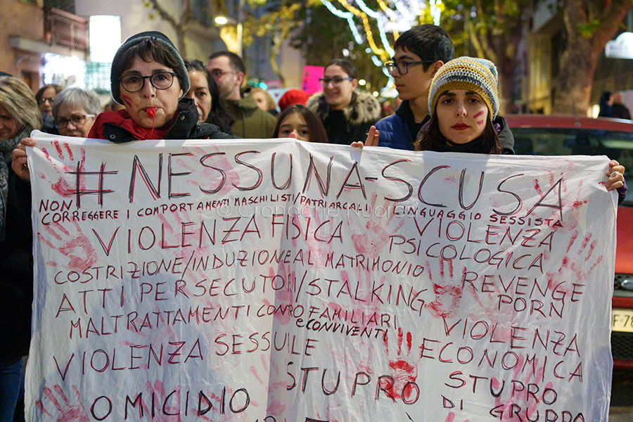 Nuoro scende in piazza contro la violenza sulle donne – VIDEO