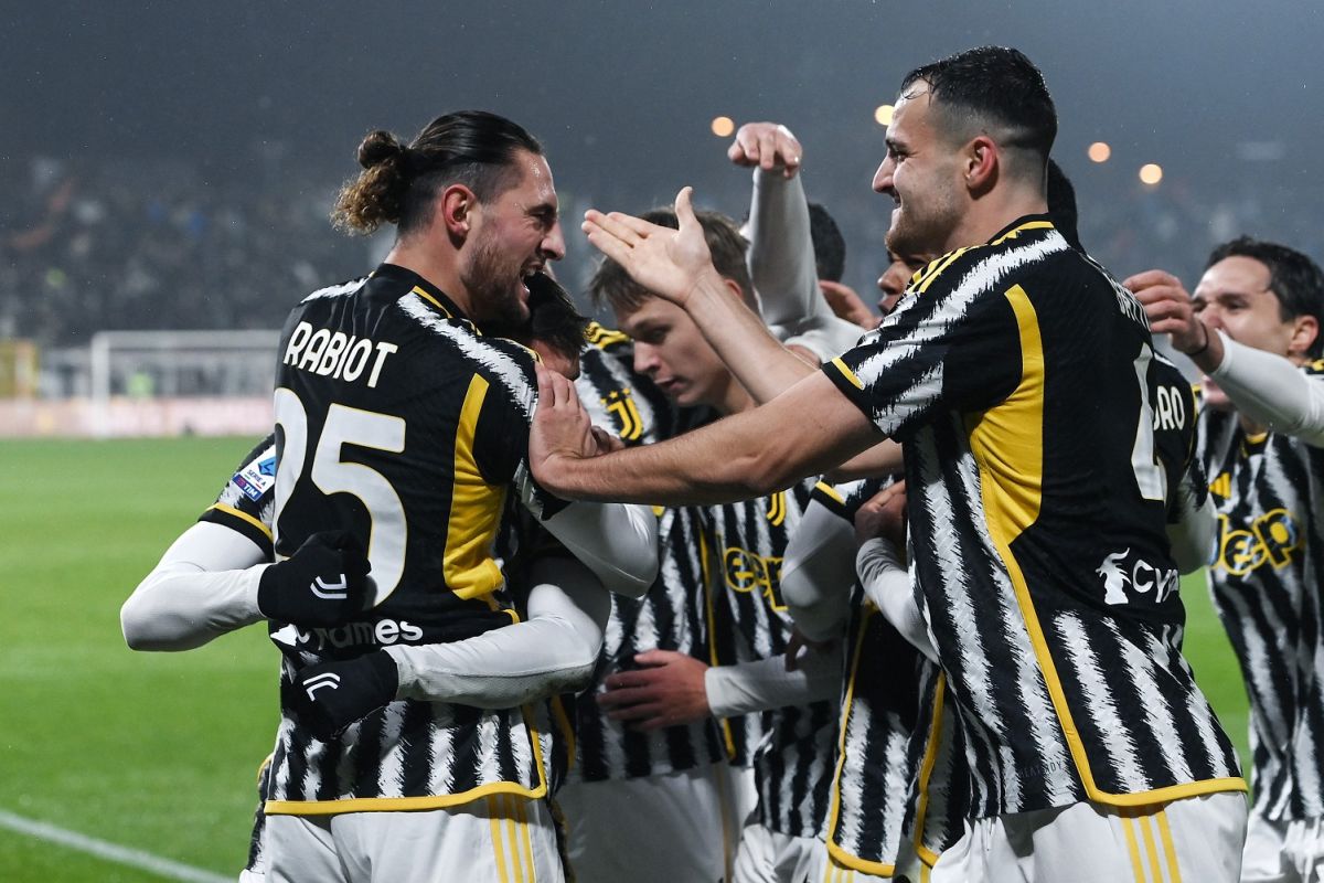 La Juve vince 2-1 a Monza e va in testa alla classifica