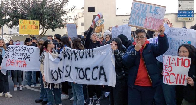 Manifestazione degli studenti dell'Asproni (foto S.Novellu)