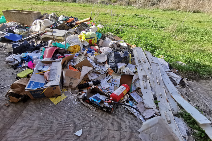 Nuoro. È la palestra di una scuola? No una discarica a cielo aperto – VIDEO