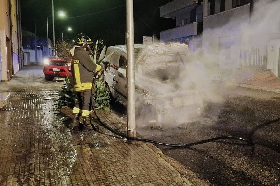 Nuoro. Furgone a fuoco nella notte in via Biasi