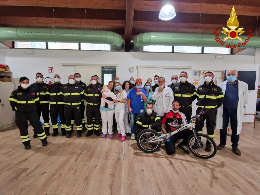 Alla Pediatria del San Francesco di Nuoro arriva la Befana acrobatica dei Vigili del Fuoco