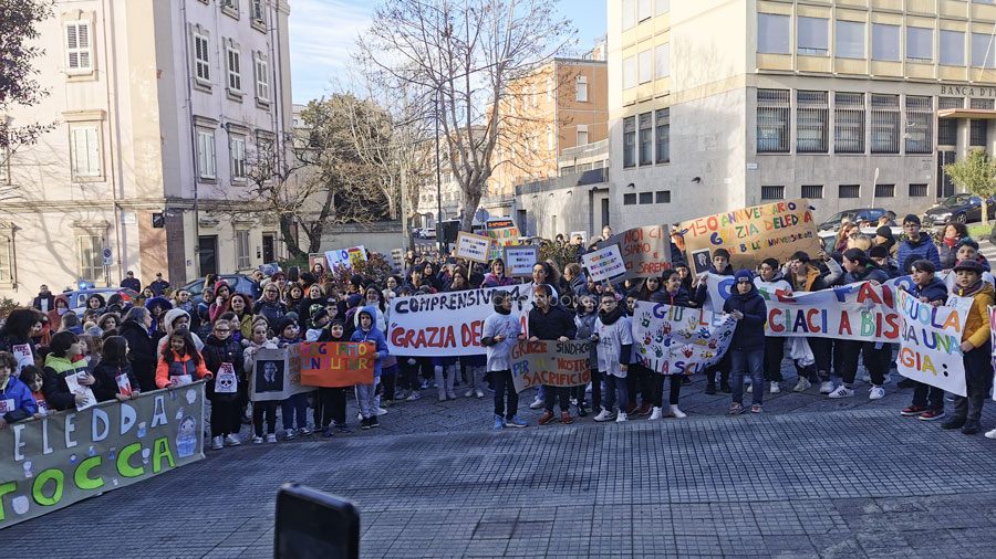 Nuoro. “Il Grazia Deledda non si tocca!”: genitori, bambini e insegnanti in piazza per difendere la loro scuola – VIDEO