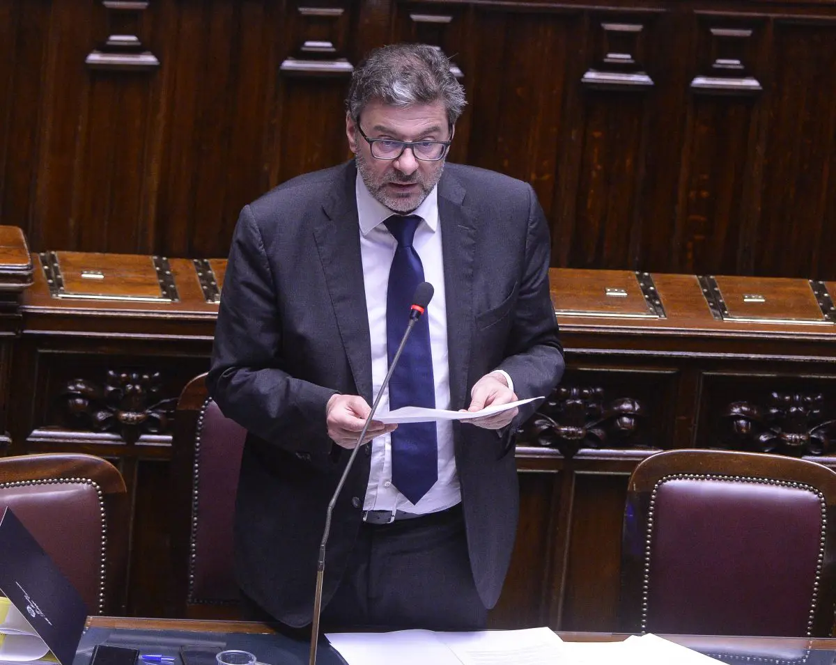 Poste, Giorgetti “Nessuna svendita, controllo dello Stato garantito”