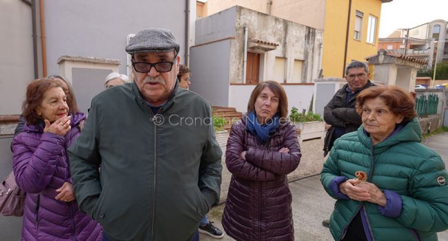 Alcuni dei residenti in via Siniscola, senz'acqua (foto S.Novellu)