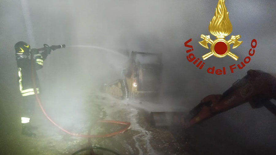 La pioggia a dirotto non ferma i malviventi: a fuoco due escavatori a Pattada