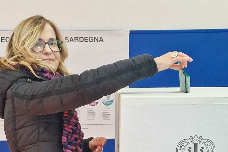 Austis. Lucia Chessa al voto di prima mattina: “La nostra missione proseguirà anche dopo le elezioni