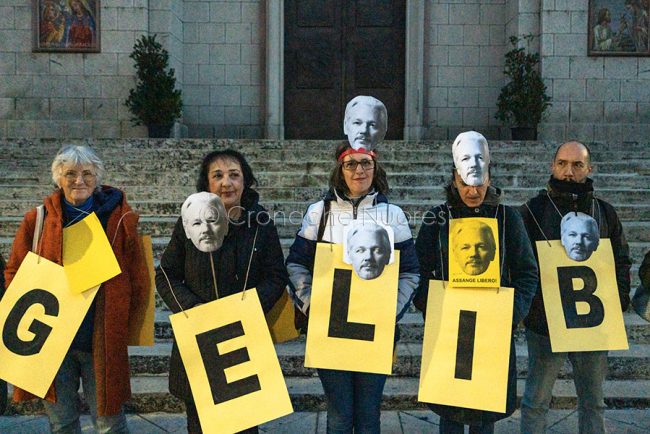 Nuoro, sit-in per la liberazione di Julian Assange (foto S.Novellu)