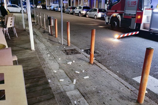 Nuoro. I resti della lastra di marmo sul marciapiede (foto S. Novellu)