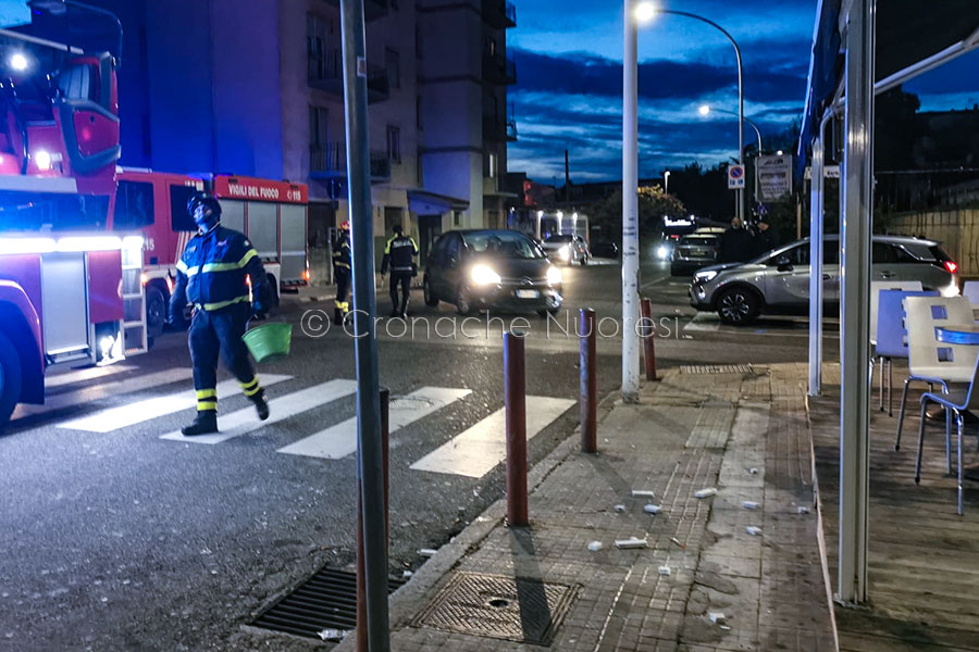 Tragedia sfiorata a Nuoro: lastra di marmo si stacca e precipita sulla tenda di un bar