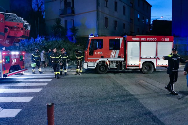 Nuoro. VVF e Polizia Locale in via Martiri della Liberta' (foto S. Novellu)